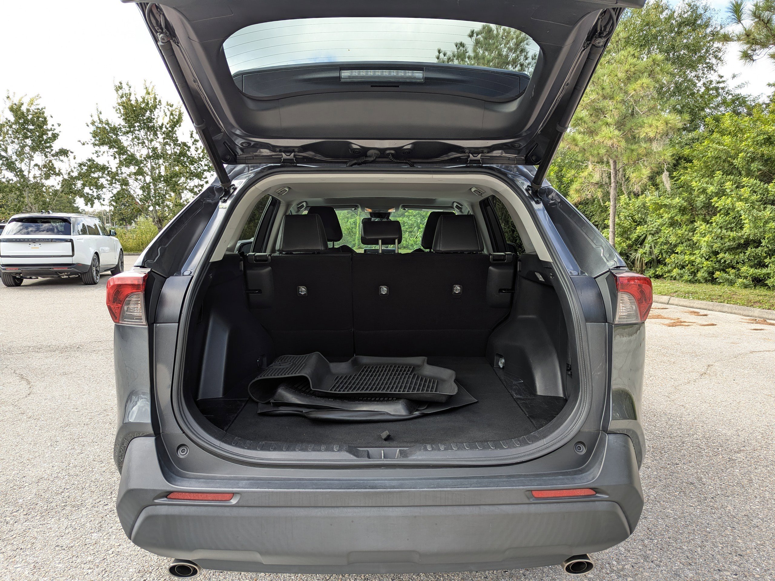2021 Toyota RAV4 XLE Premium photo 6