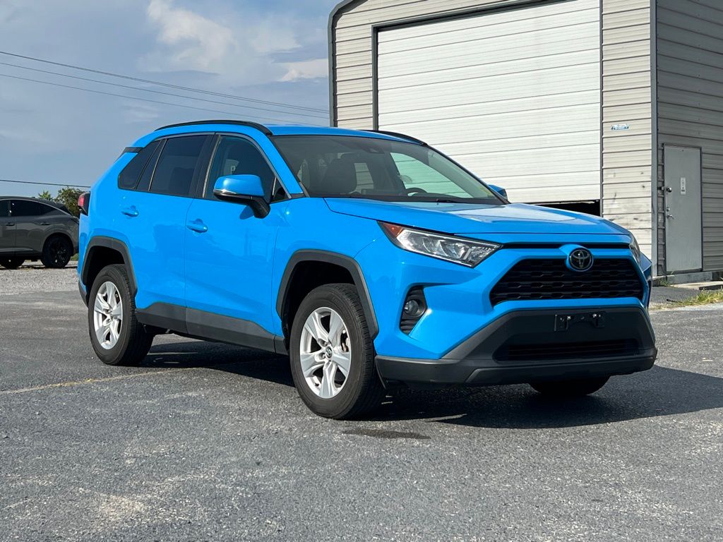 2021 Toyota RAV4 XLE photo 2