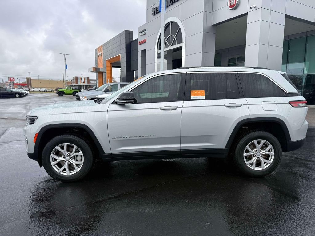 2022 Jeep Grand Cherokee Limited photo 2