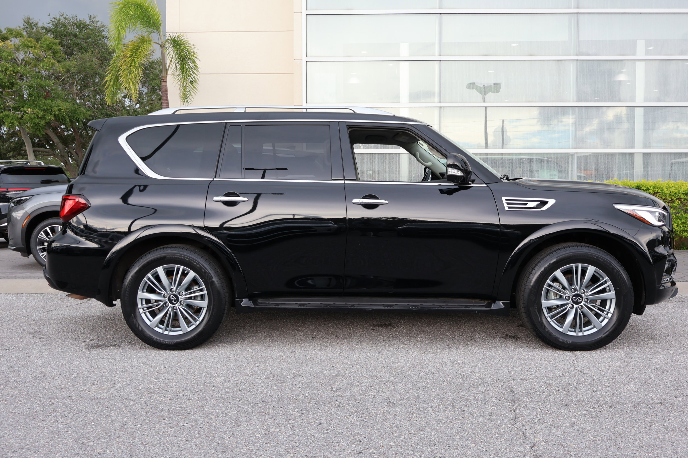 2022 Infiniti QX80 Luxe photo 9