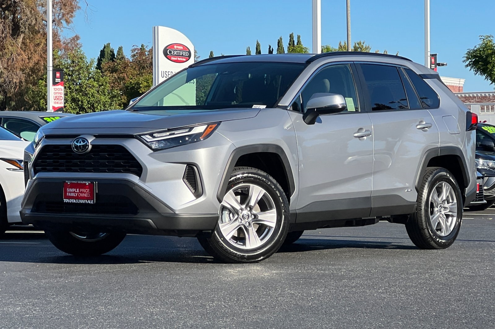 2025 Toyota RAV4 Hybrid XLE photo 2