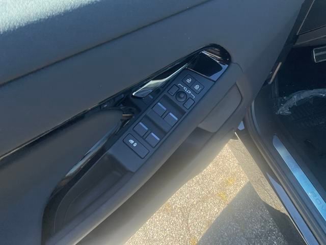 2026 Land Rover Range Rover Evoque Dynamic SE photo 11
