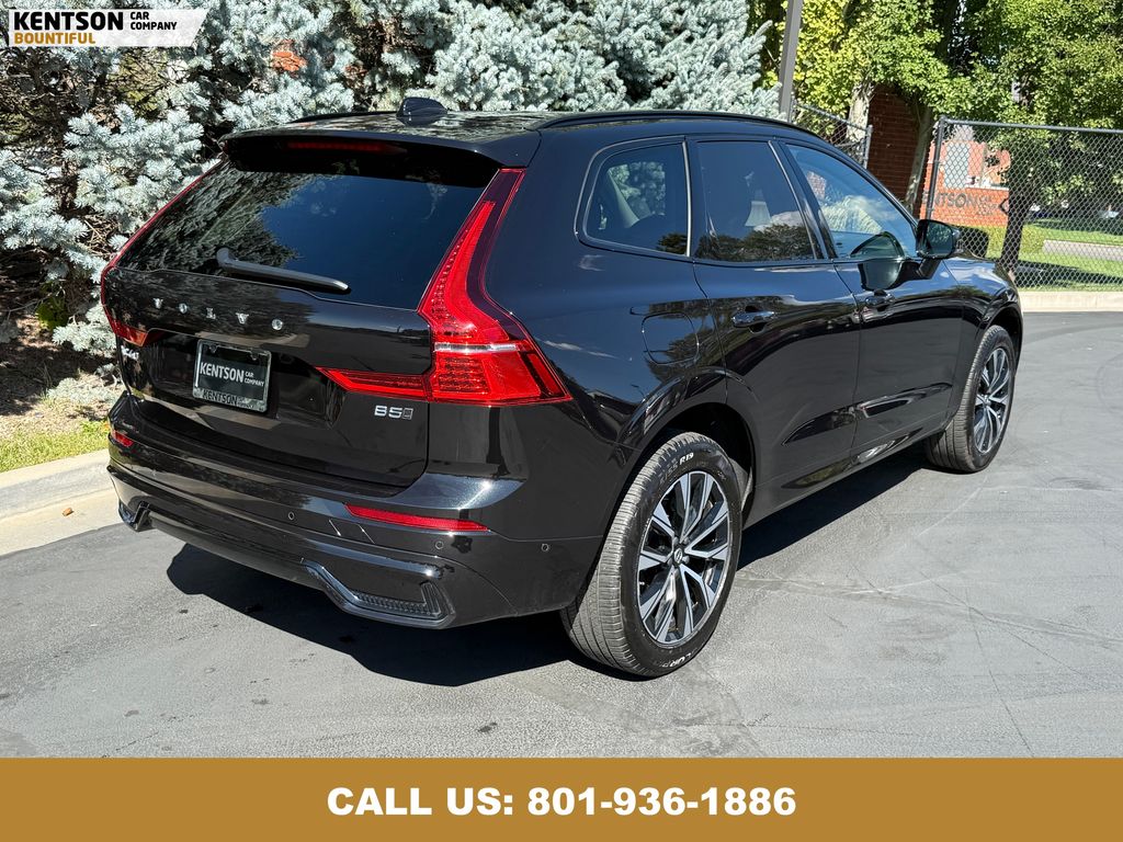 2025 Volvo XC60 B5 Plus photo 8