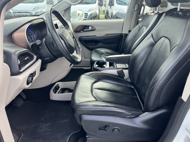 2017 Chrysler Pacifica Touring L photo 5