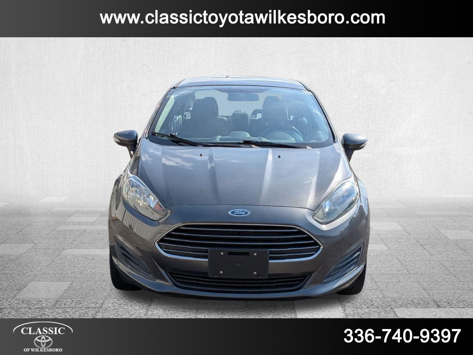 2015 Ford Fiesta SE photo 2
