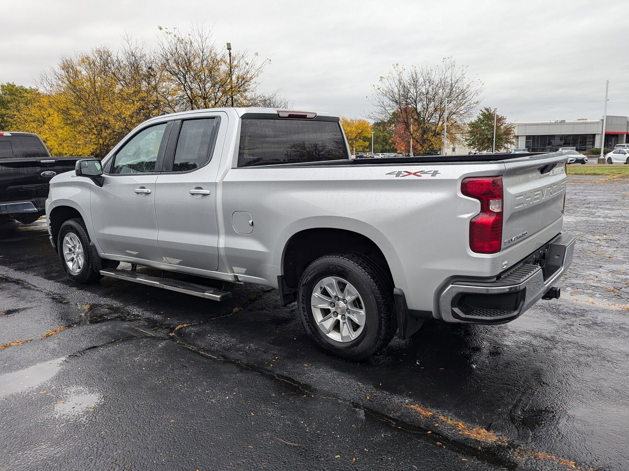 2020 Chevrolet Silverado 1500 LT photo 2