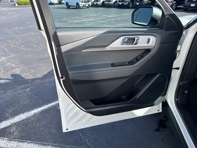 2025 Ford Explorer photo 21