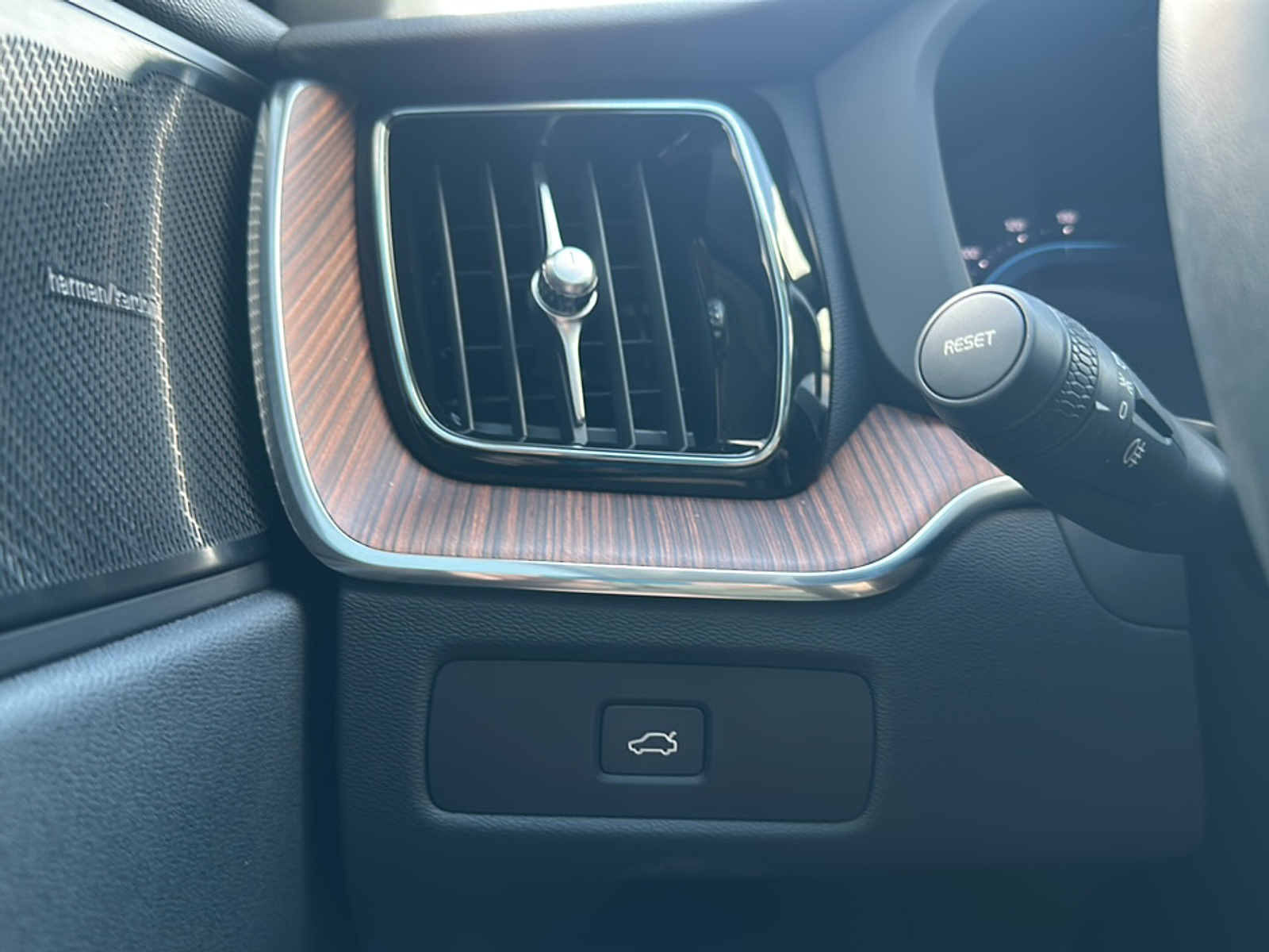 2023 Volvo XC60 B5 Plus photo 14
