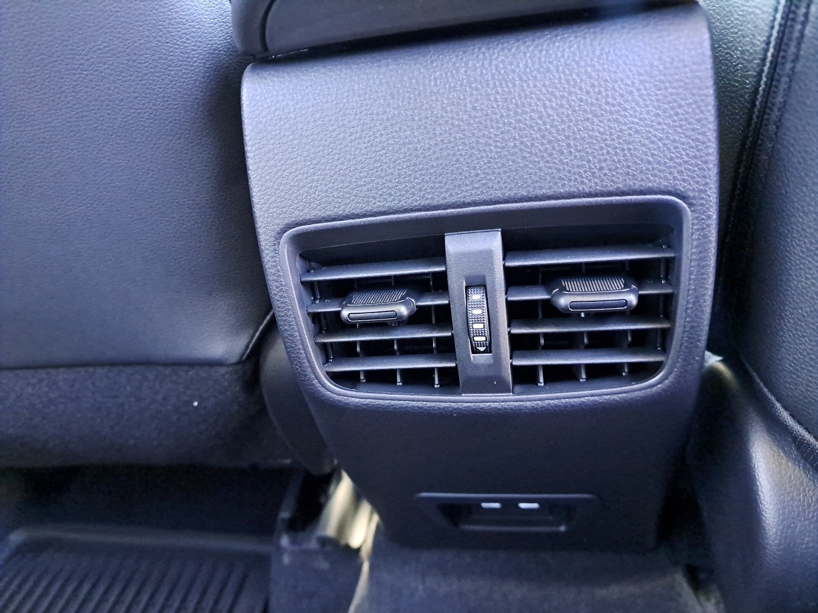 2025 Toyota Corolla Cross XLE photo 23