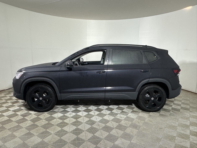 2025 Volkswagen Taos SE photo 4