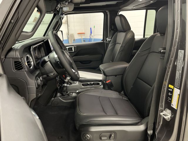 2025 Jeep Wrangler Sahara photo 4