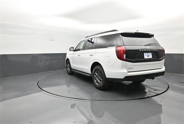 2025 Ford Expedition photo 3