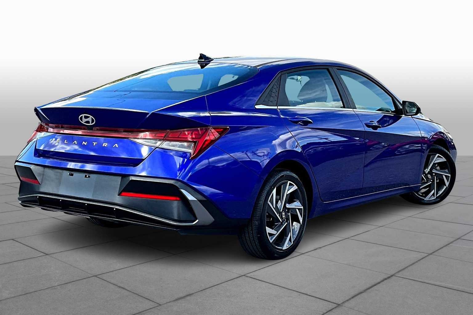 2024 Hyundai Elantra SEL Convenience photo 11