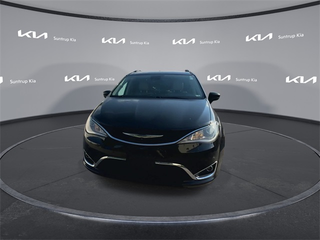 2017 Chrysler Pacifica Touring Plus photo 4