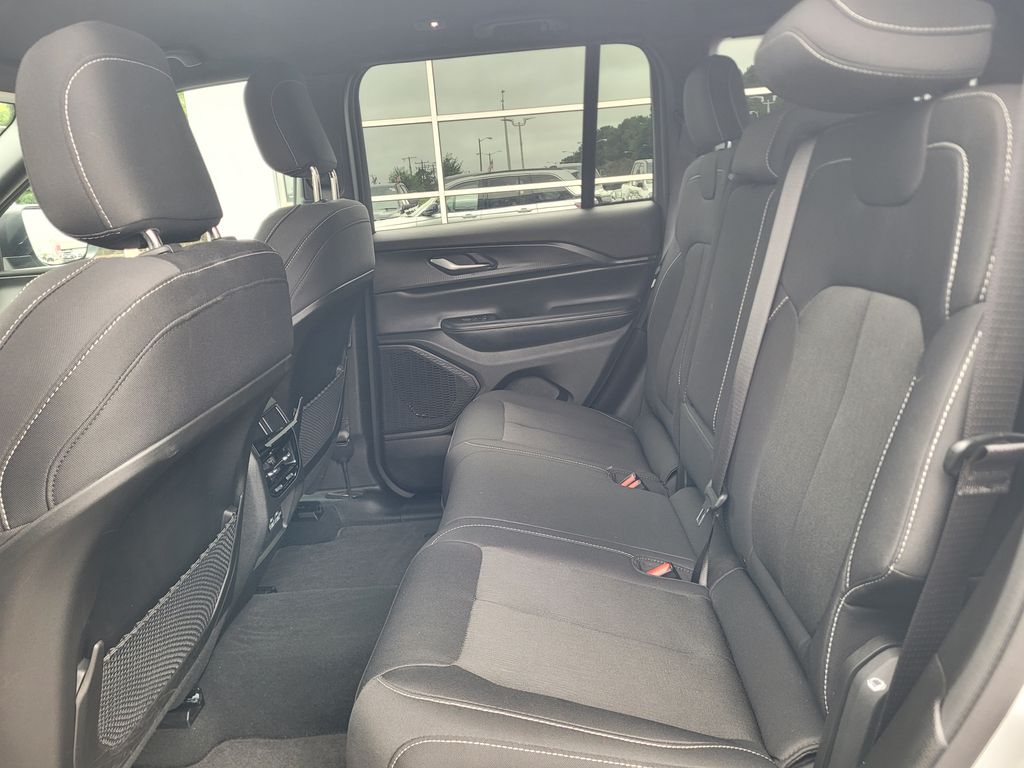 2024 Jeep Grand Cherokee Laredo photo 10