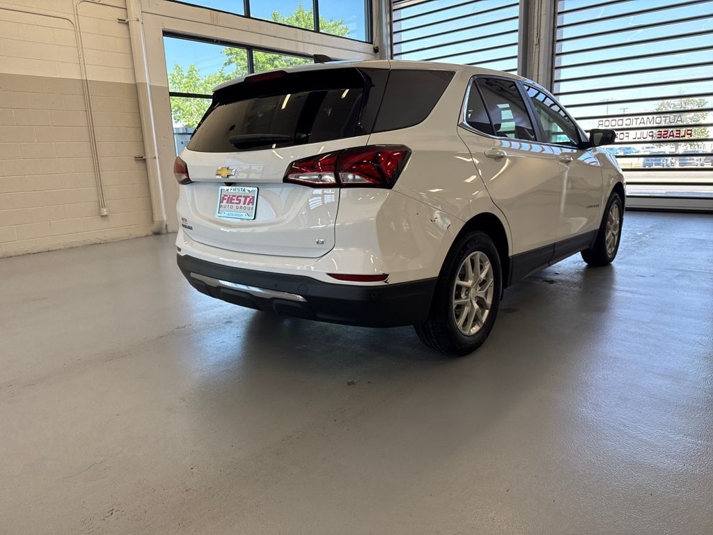 2024 Chevrolet Equinox LT photo 2