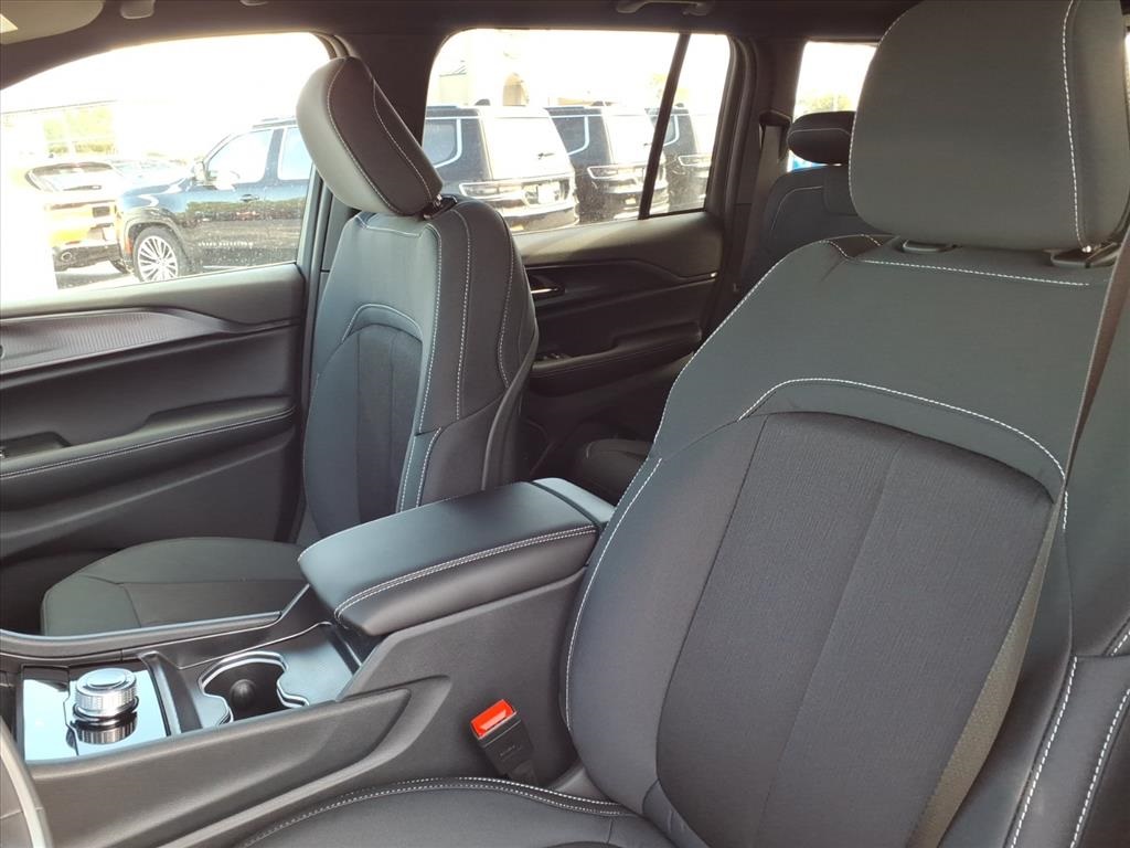 2025 Jeep Grand Cherokee Laredo Altitude photo 10