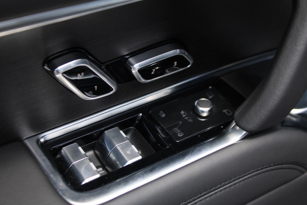 2024 Land Rover Range Rover SE photo 8