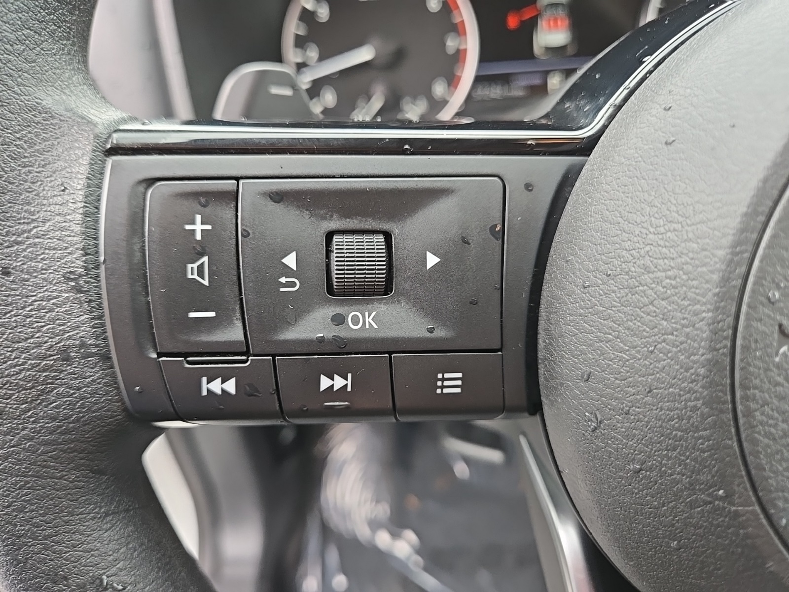 2023 Nissan Rogue SV photo 35