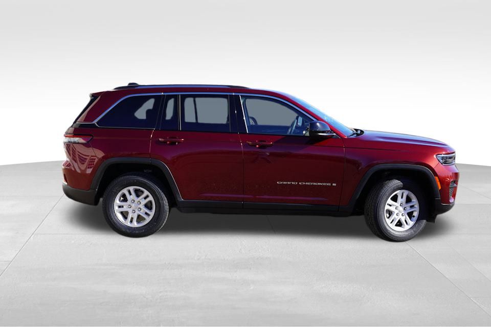 2023 Jeep Grand Cherokee Laredo photo 3