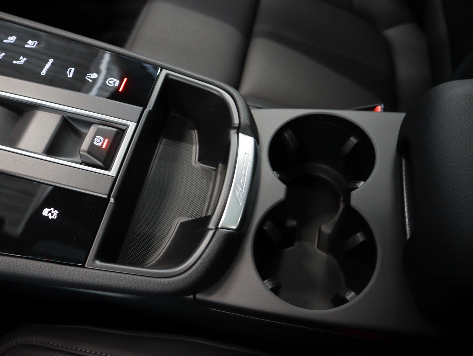 2025 Porsche Macan T photo 19