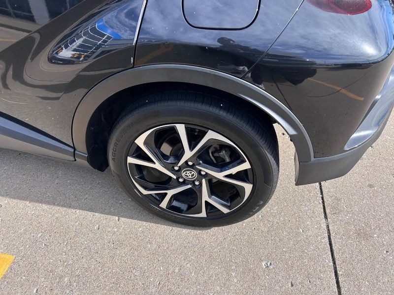 2021 Toyota C-HR XLE photo 3