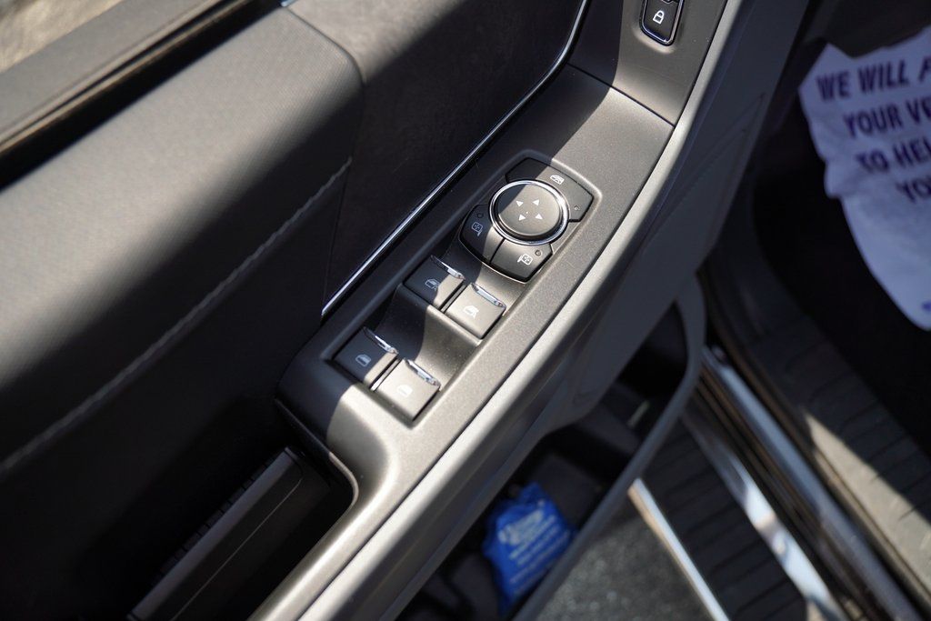 2025 Ford F-150 XLT photo 13