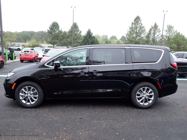 2026 Chrysler Pacifica photo 2