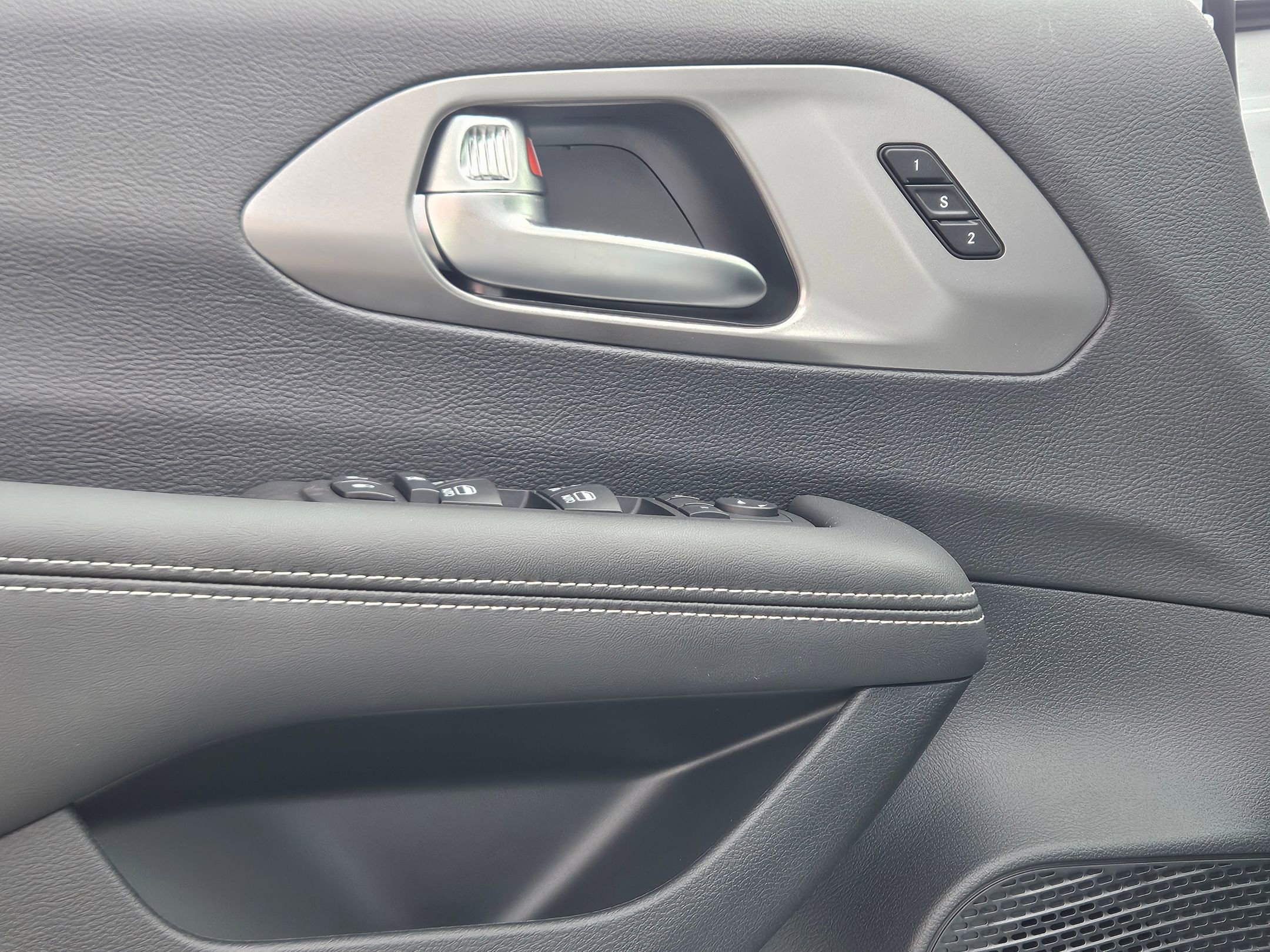 2025 Chrysler Pacifica photo 16