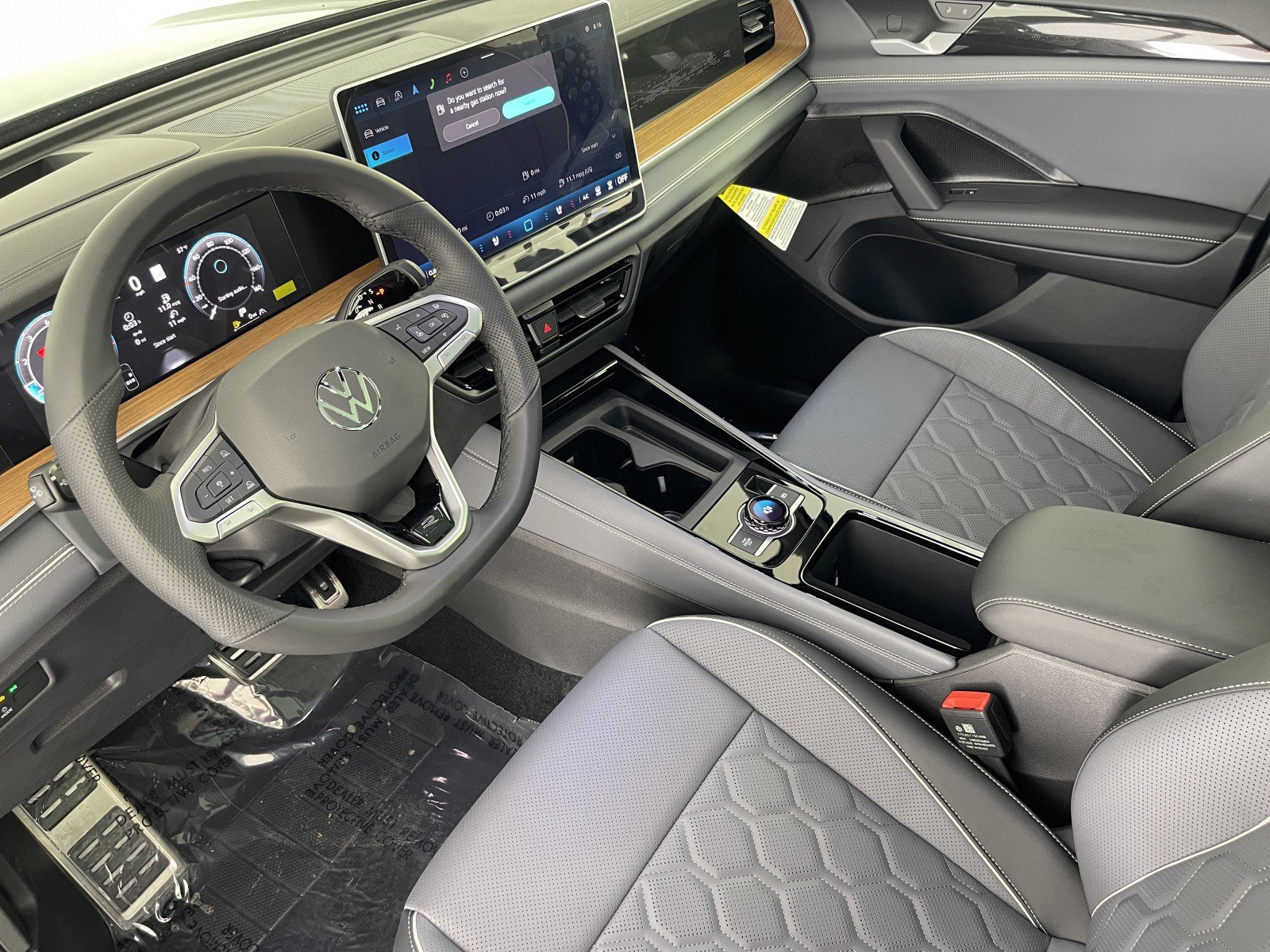 2026 Volkswagen Tiguan SEL R-Line photo 2