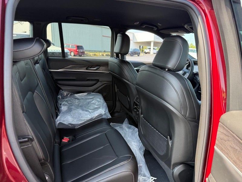 2025 Jeep Grand Cherokee Limited photo 4