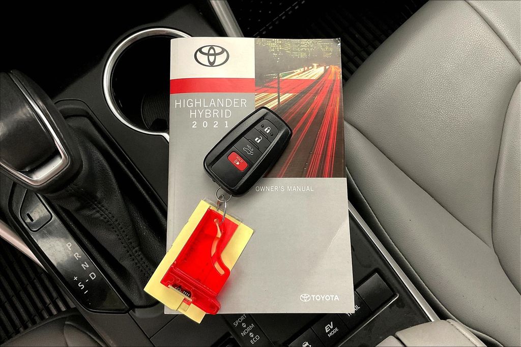 2021 Toyota Highlander Hybrid XLE photo 11