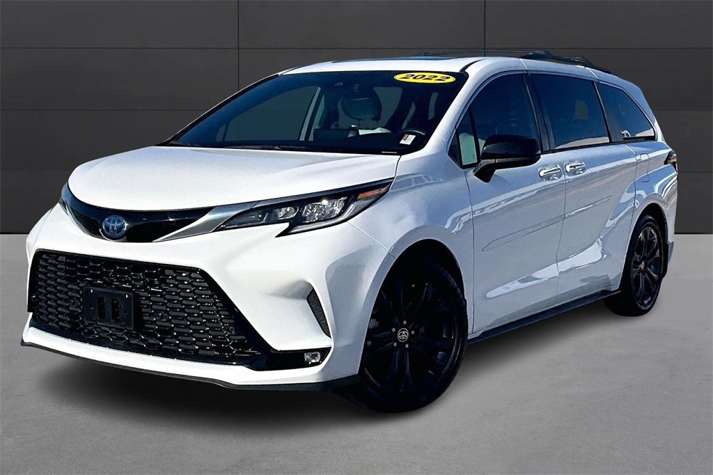 2022 Toyota Sienna XSE's photo
