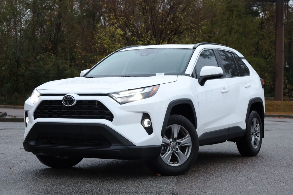 2025 Toyota RAV4 XLE's photo