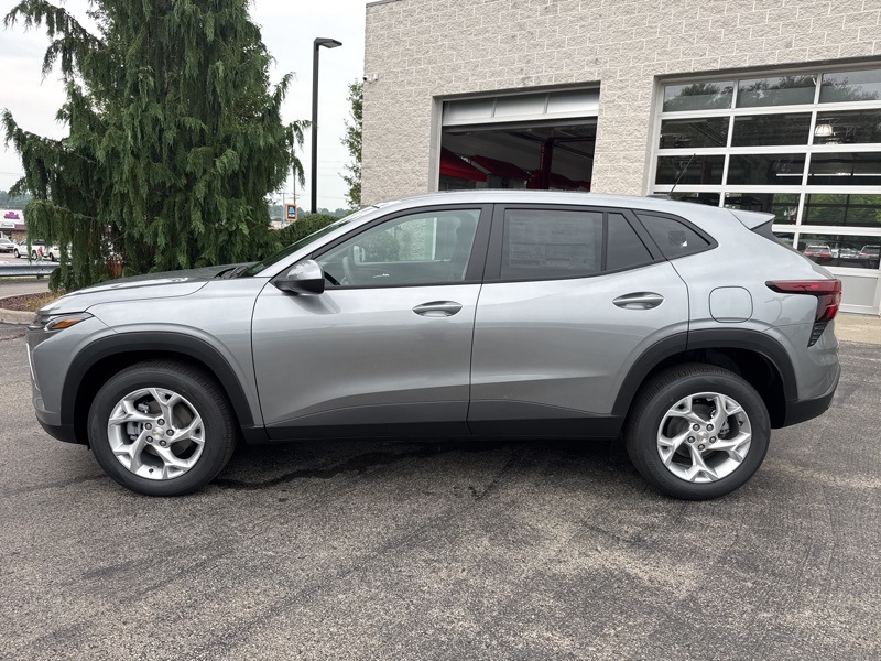 2025 Chevrolet Trax LS photo 6