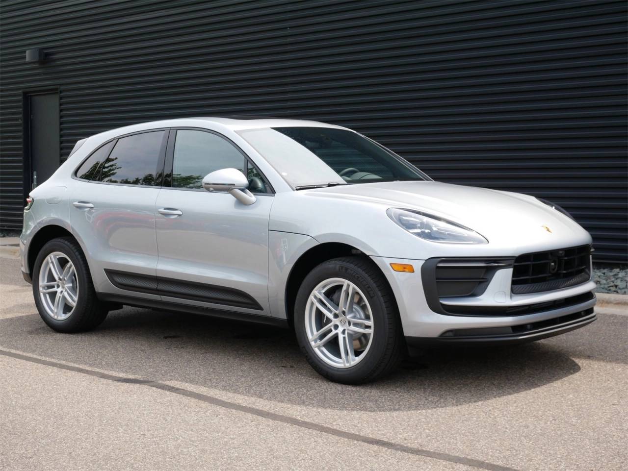 2025 Porsche Macan Base photo 28