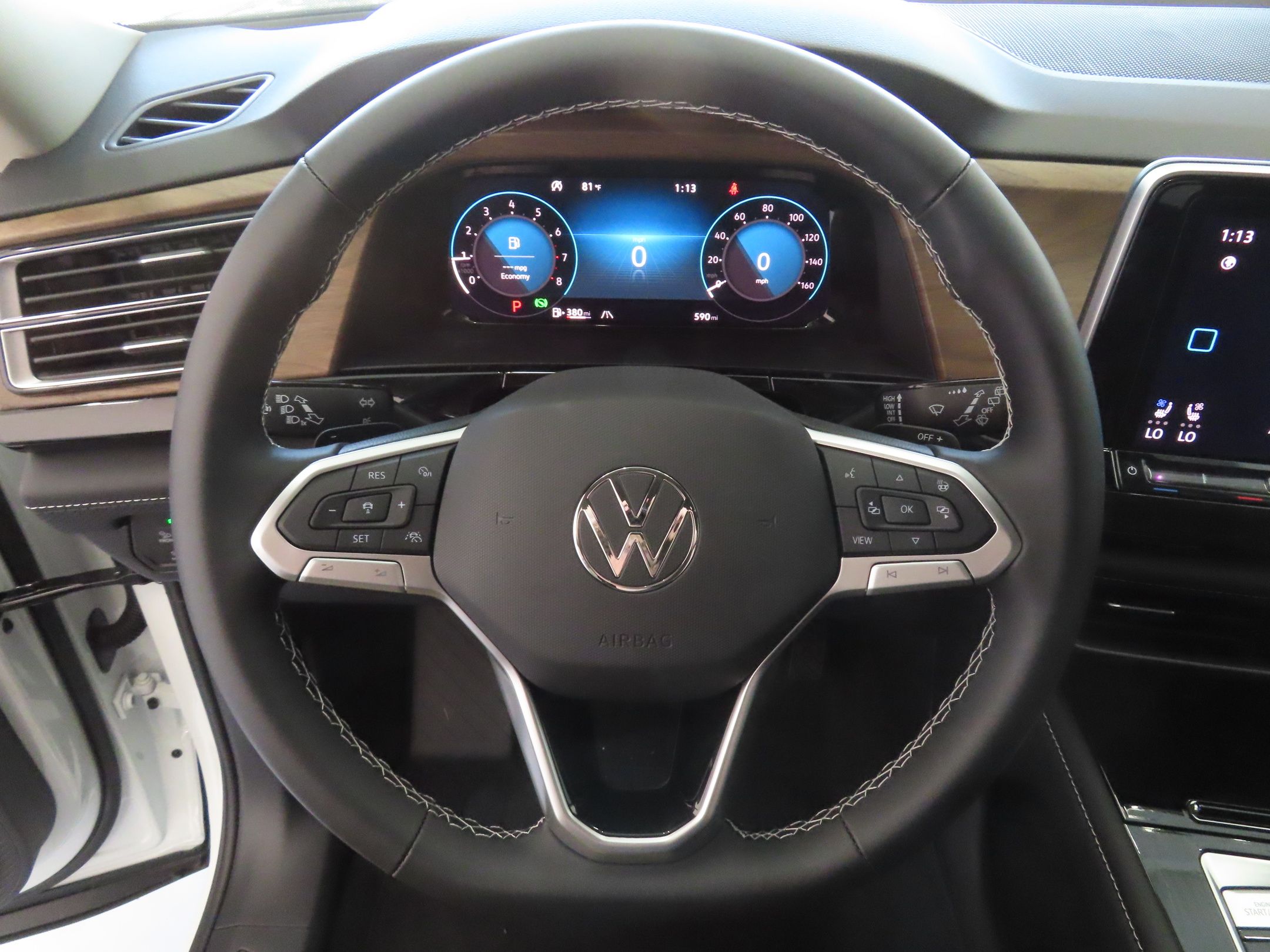 2025 Volkswagen Atlas SE Technology photo 13