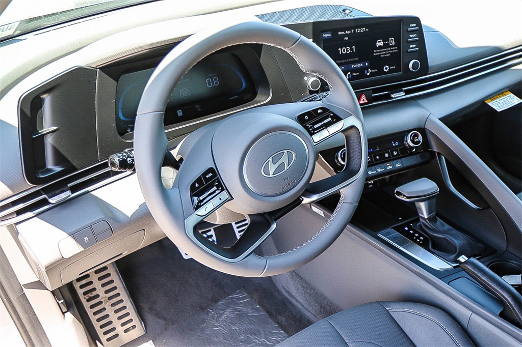 2025 Hyundai Elantra SEL Sport photo 17