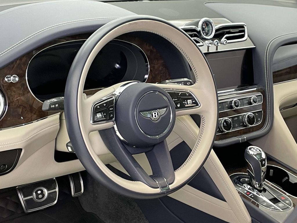 2022 Bentley Bentayga V8 photo 4