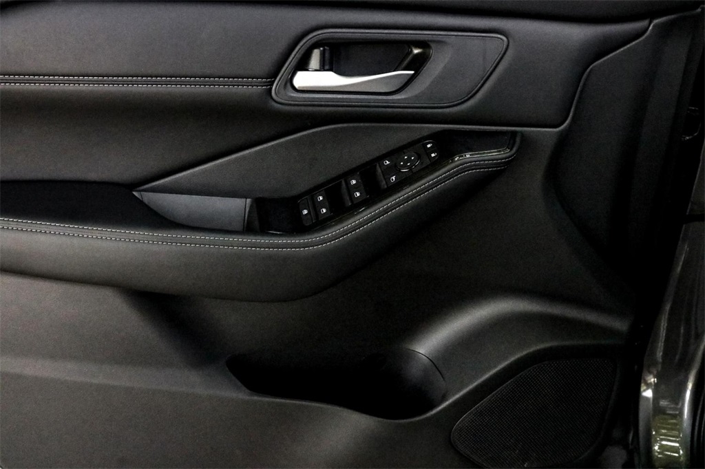 2025 Nissan Rogue SV photo 6