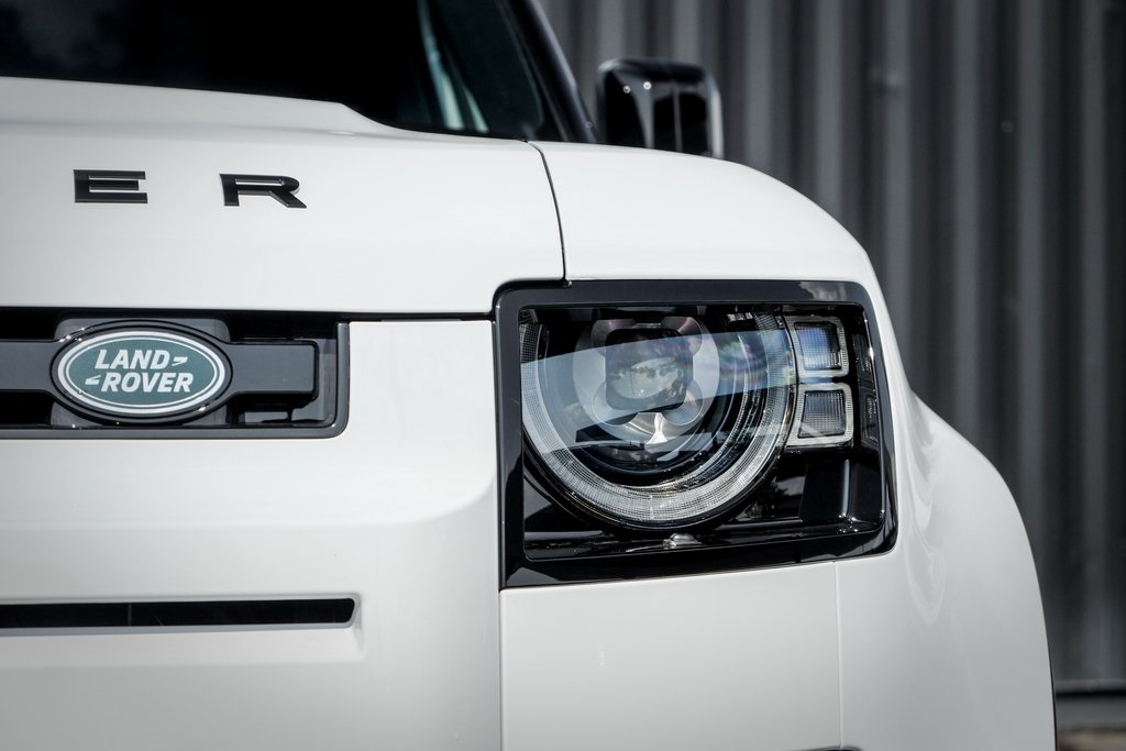 2025 Land Rover Defender 110 X-Dynamic SE photo 7