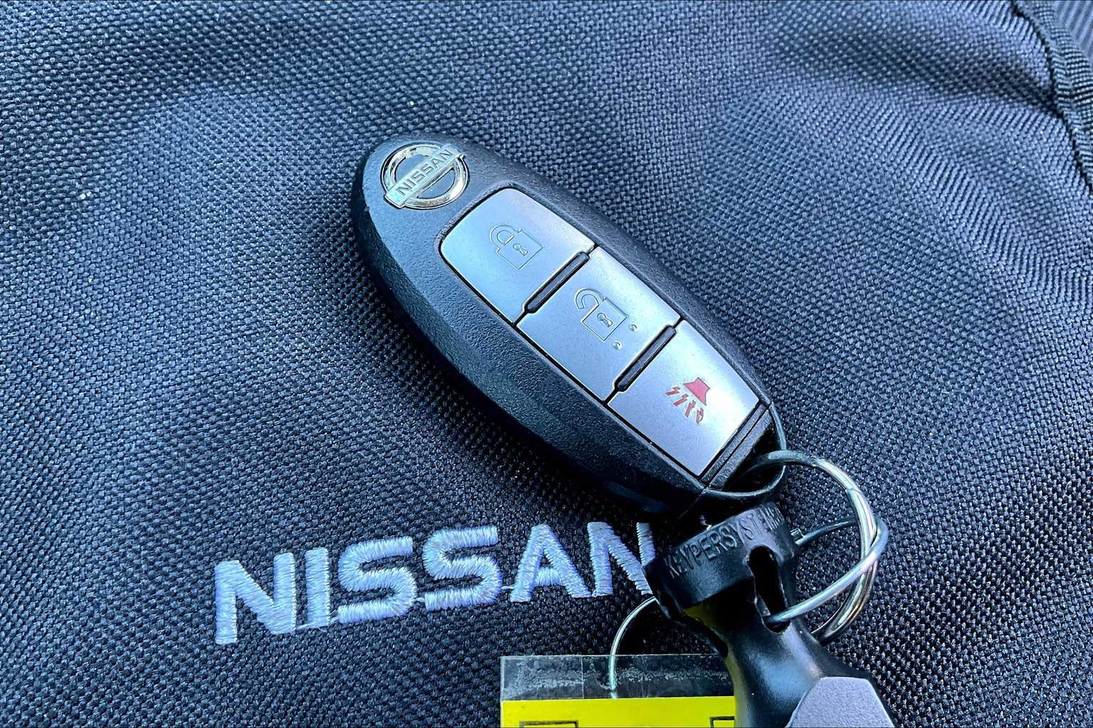 2015 Nissan Rogue SV photo 13