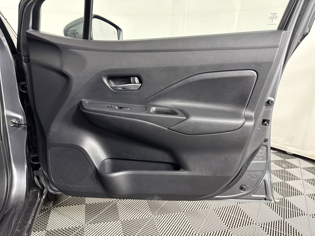 2023 Nissan Versa SV photo 12