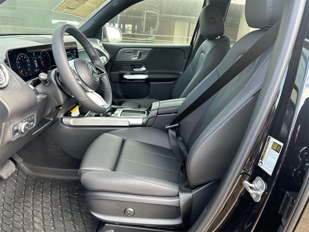 2025 Mercedes Benz GLB 250 photo 8