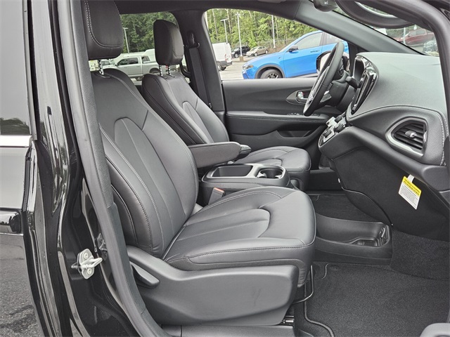 2026 Chrysler Pacifica photo 15