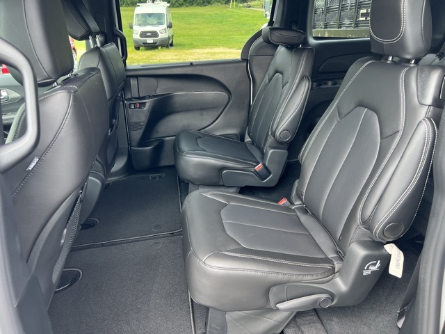 2026 Chrysler Pacifica photo 17