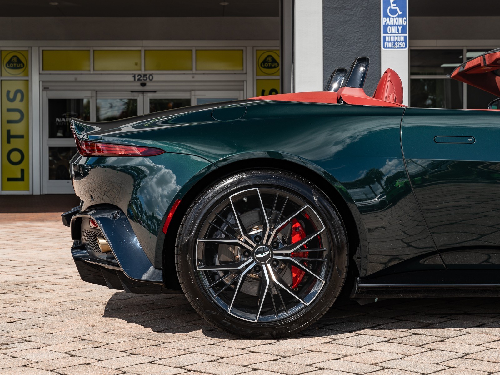 2021 Aston Martin Vantage photo 9