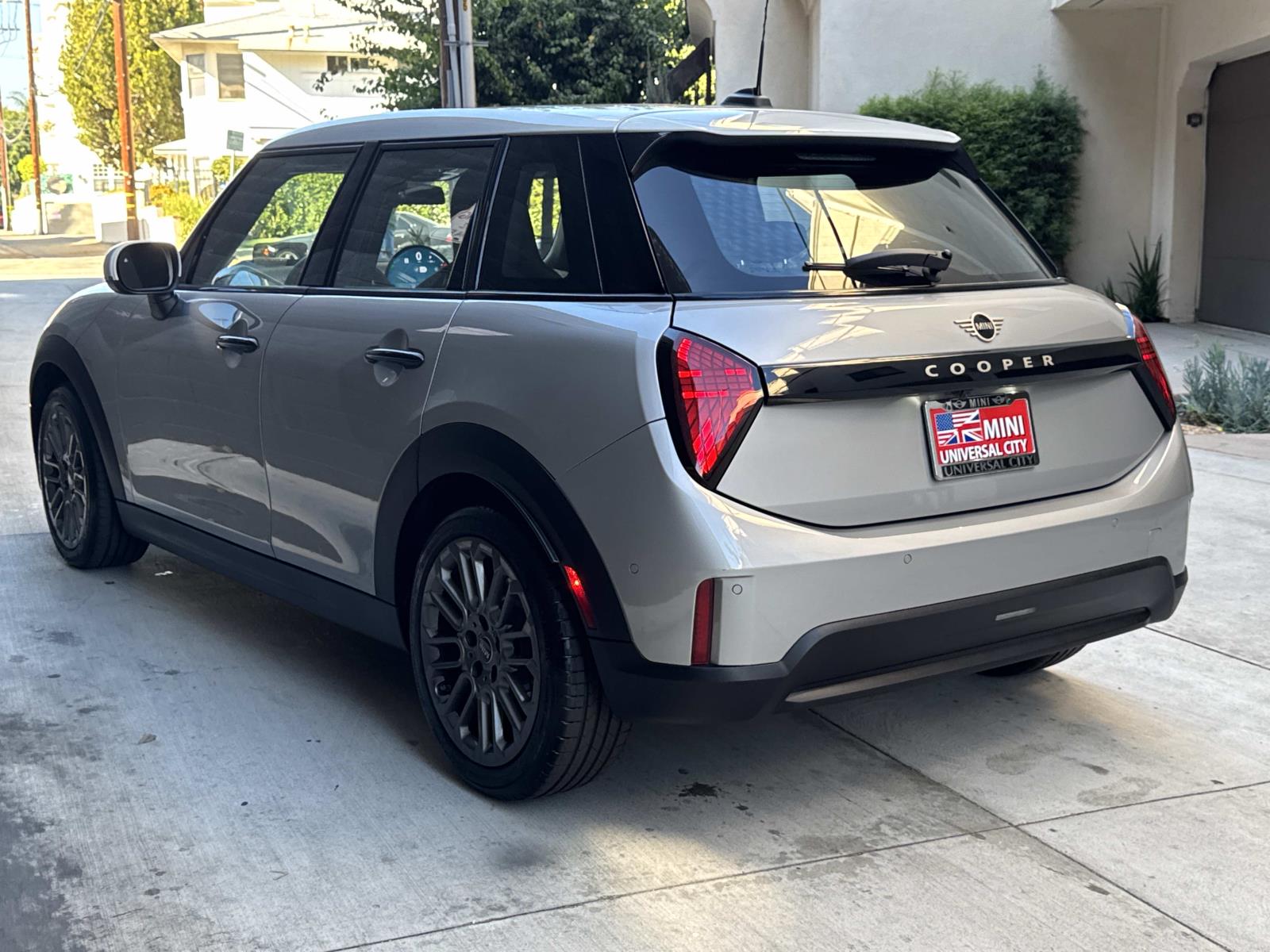 2025 Mini Cooper 4 Door Hardtop Signature photo 2