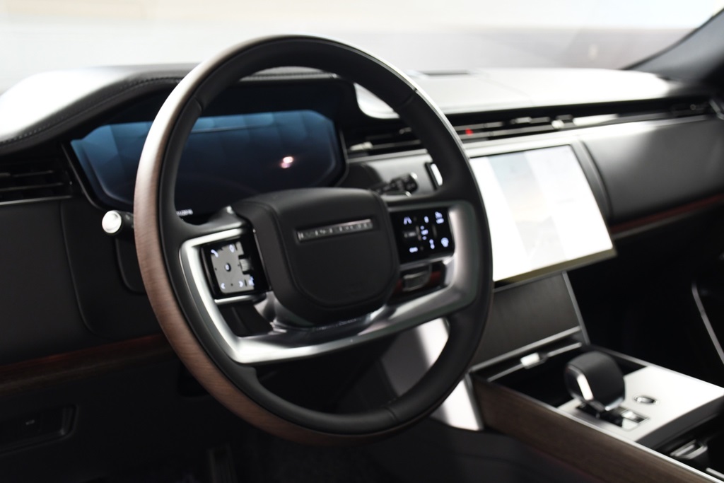 2025 Land Rover Range Rover SE photo 13