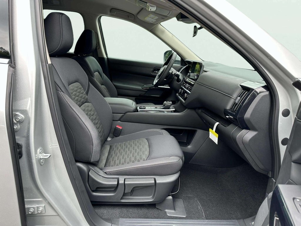 2025 Nissan Pathfinder SV photo 18